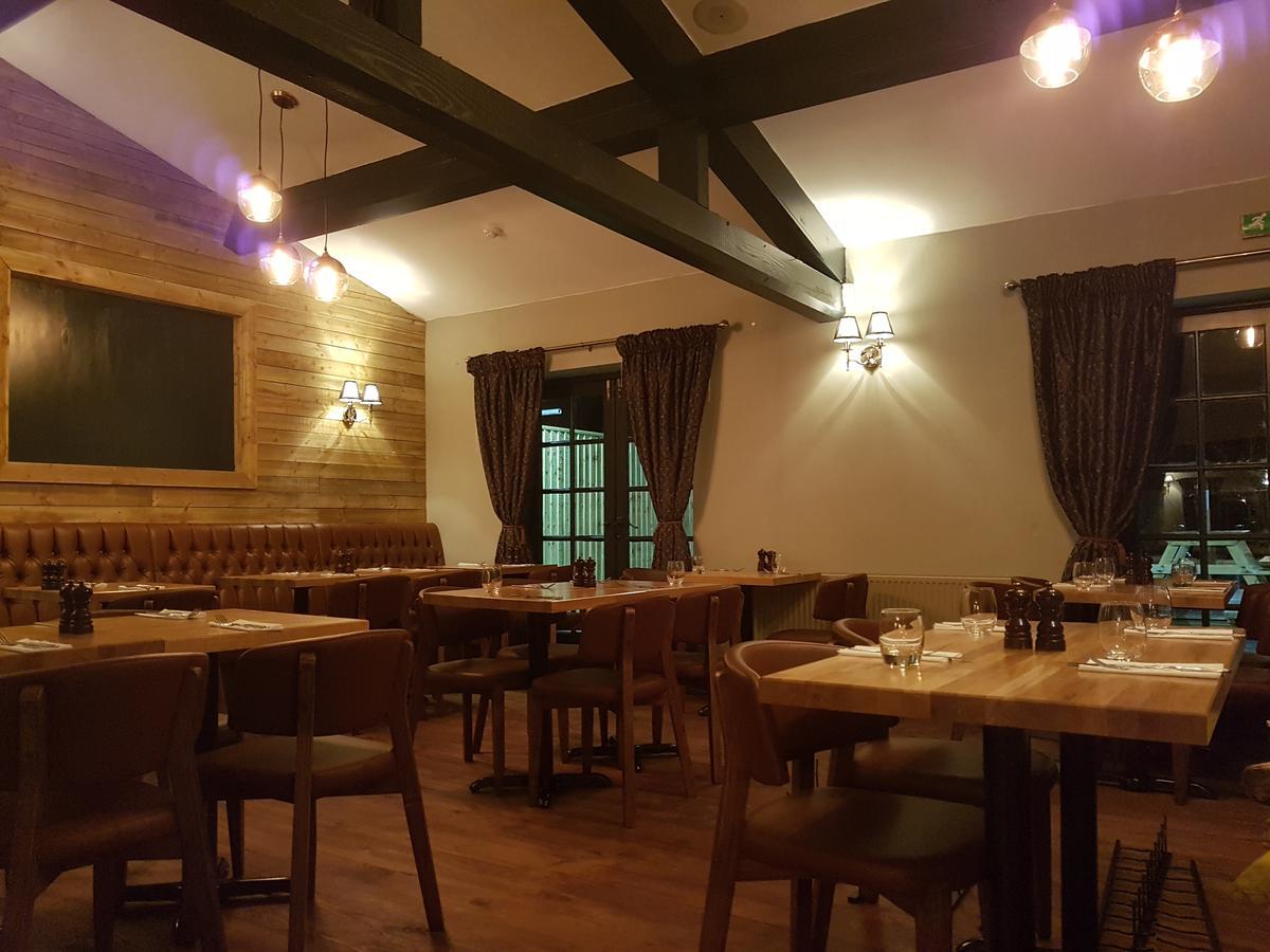 The Angel Inn Уорминстер Экстерьер фото